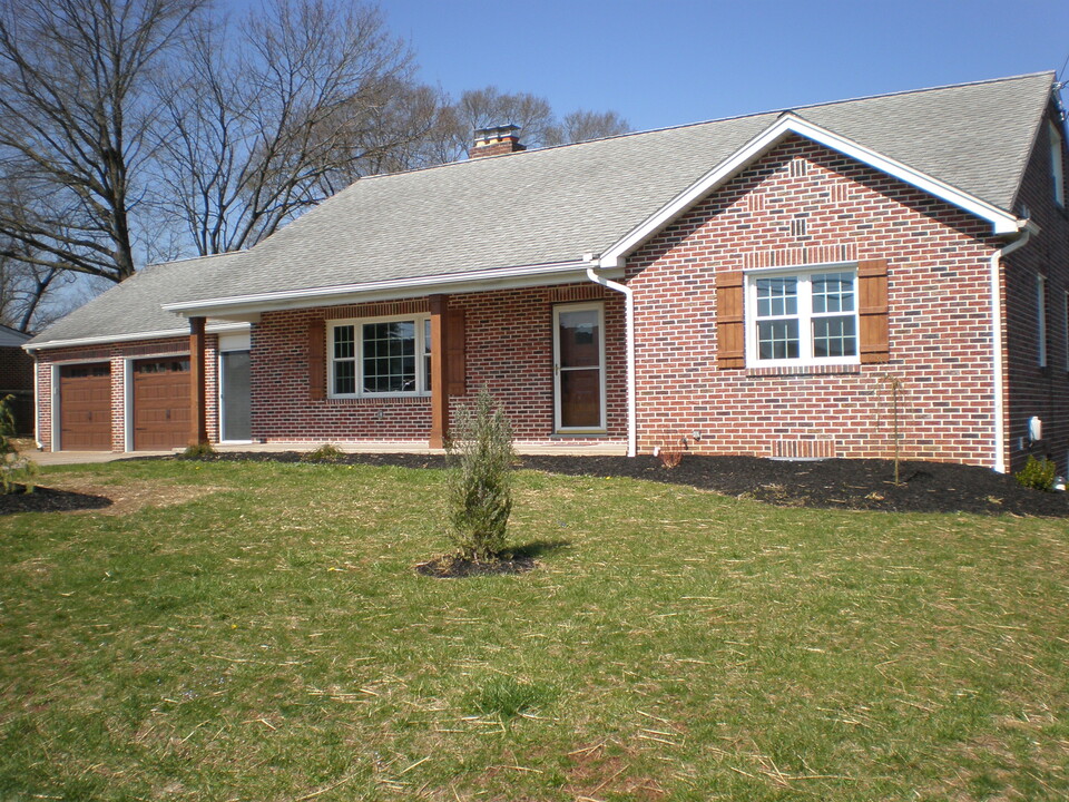 1555 Church Rd in York, PA - Building Photo