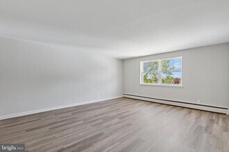 500 Manor House Ln in Willow Grove, PA - Building Photo - Building Photo