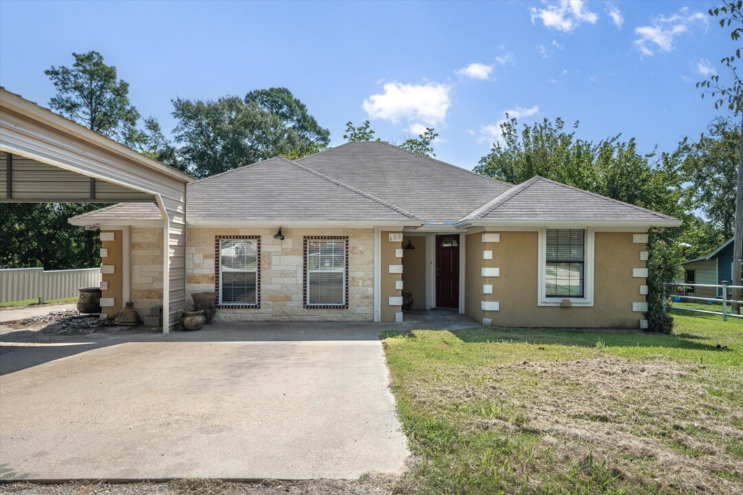 408 N Richardson St in Grand Saline, TX - Building Photo