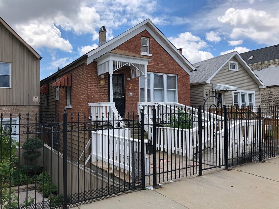 2111 W 19th St in Chicago, IL - Building Photo