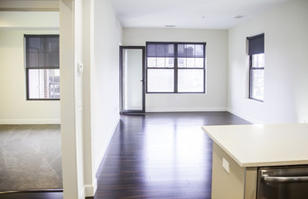 24 N Main in West Hartford, CT - Foto de edificio - Building Photo