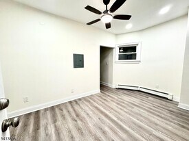 1015 Flora St in Elizabeth, NJ - Building Photo