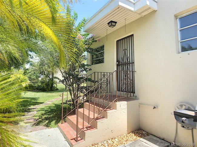 2341 NW 14th St-Unit -3 in Miami, FL - Foto de edificio - Building Photo