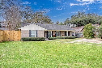 2208 Chimney Rock Rd in Houston, TX - Building Photo - Building Photo