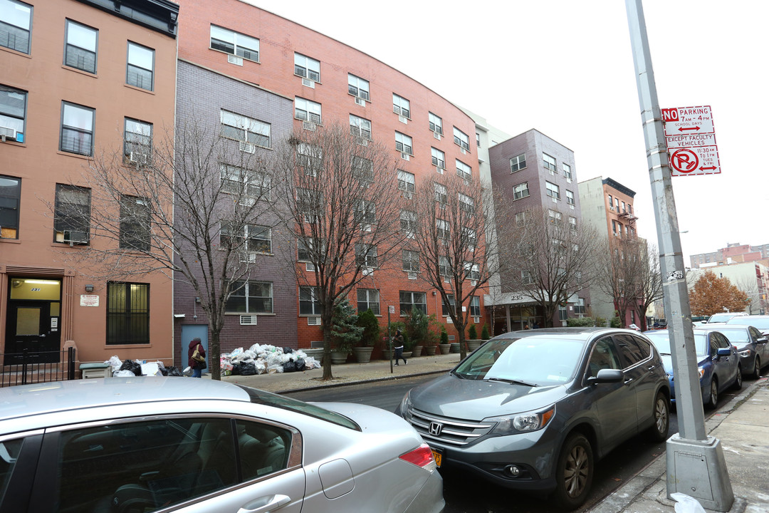 Plaza 105 in New York, NY - Foto de edificio