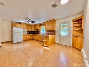 452 Cranbury Rd in East Brunswick, NJ - Building Photo - Building Photo
