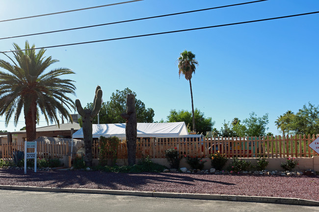 Lee Lodge in Tucson, AZ - Building Photo - Building Photo