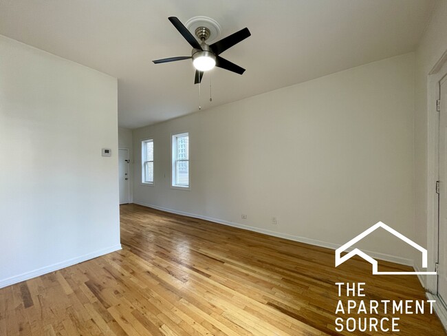 2223 N Hoyne Ave, Unit 2 in Chicago, IL - Building Photo - Building Photo