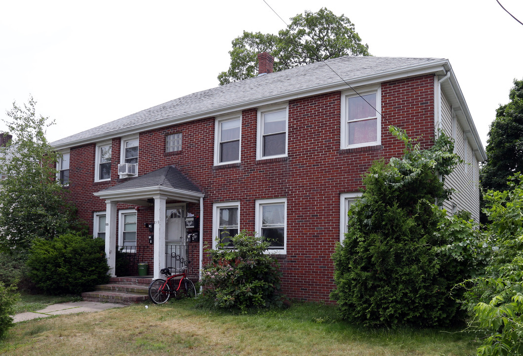 819 Central Ave in Pawtucket, RI - Building Photo