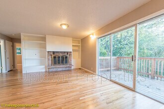 12025 SW 64th Ave in Portland, OR - Building Photo - Building Photo