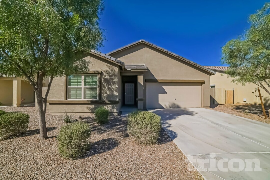 37334 W Capri Ave in Maricopa, AZ - Foto de edificio