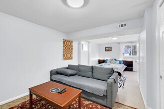 7109 Layton Dr, Unit 1 in Springfield, VA - Foto de edificio - Building Photo