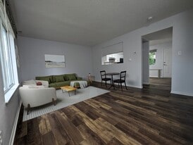 410 E 15th St in Pella, IA - Building Photo