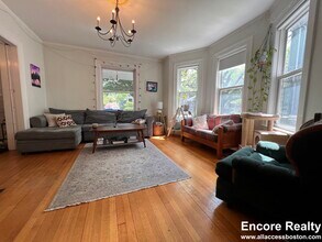 9 Kenwood St, Unit 1 in Brookline, MA - Building Photo - Building Photo