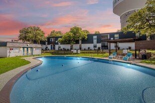 531 Bedford Rd in Bedford, TX - Building Photo