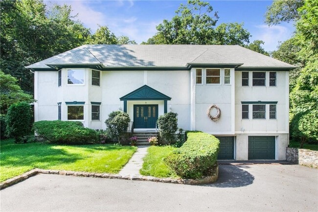 property at 8 Beechtree Dr