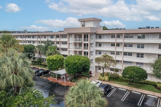property at 3850 Oaks Clubhouse Dr