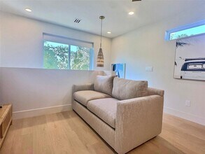 150 51st St N, Unit B in St. Petersburg, FL - Foto de edificio - Building Photo