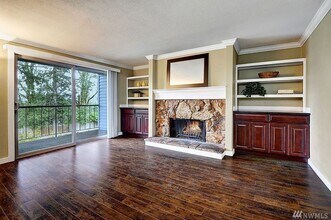4737 W Lake Sammamish Pkwy SE in Issaquah, WA - Building Photo - Building Photo