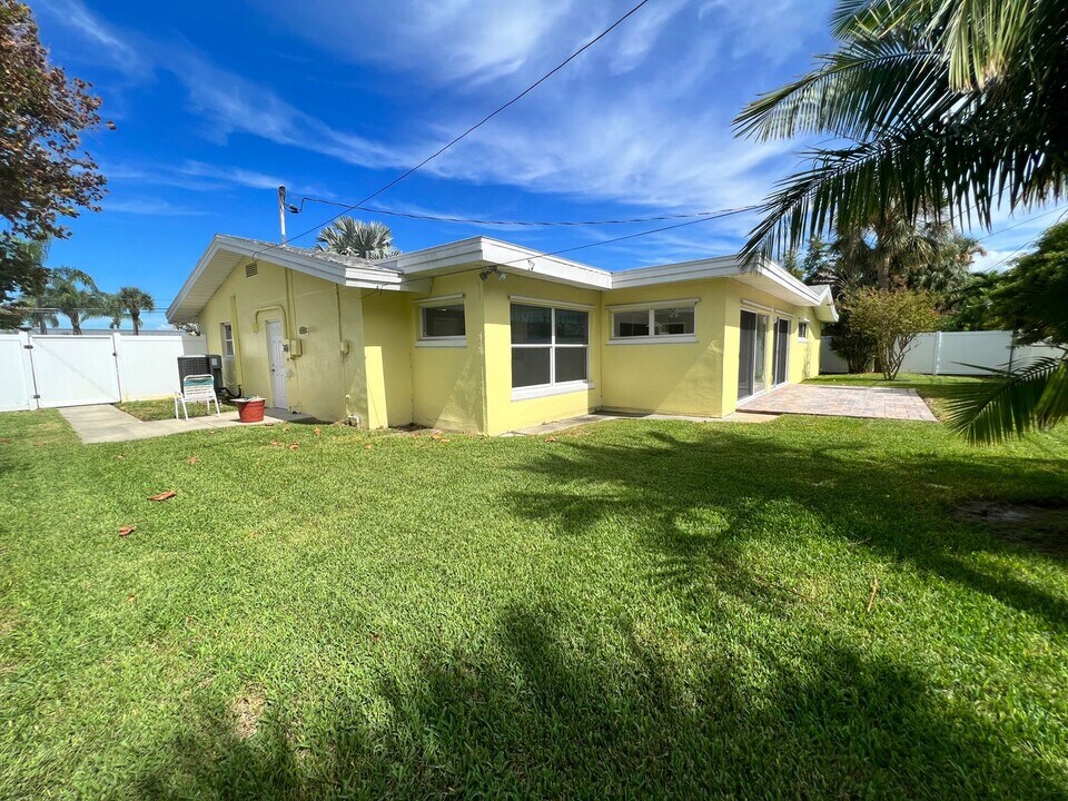 4200 49th Ave S in St. Petersburg, FL - Building Photo