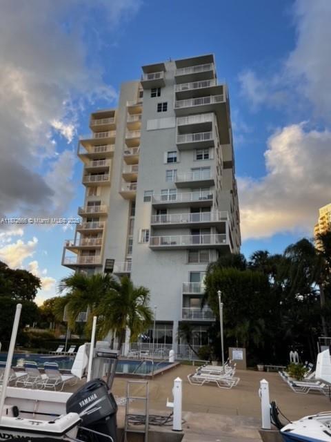 150 SE 25th Rd in Miami, FL - Foto de edificio