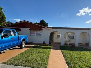 1280 W 38th St in Hialeah, FL - Building Photo - Building Photo