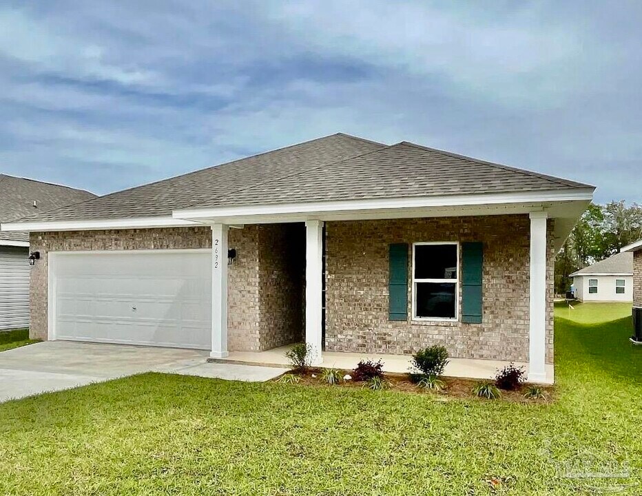 2692 Avalon St in Cantonment, FL - Building Photo