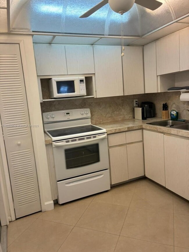 1300 NE 191st St in North Miami Beach, FL - Building Photo - Building Photo