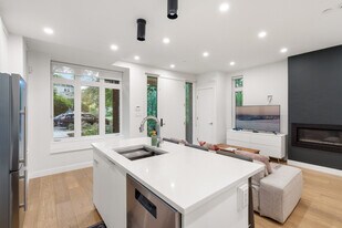 2727 W 14th Ave in Vancouver, BC - Building Photo