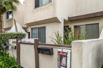 16710 Orange Ave in Paramount, CA - Foto de edificio - Building Photo