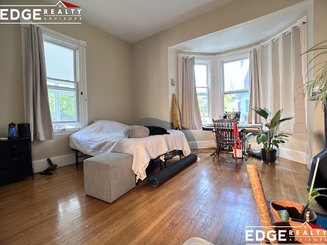 30 Murdock St, Unit 1 in Boston, MA - Foto de edificio - Building Photo