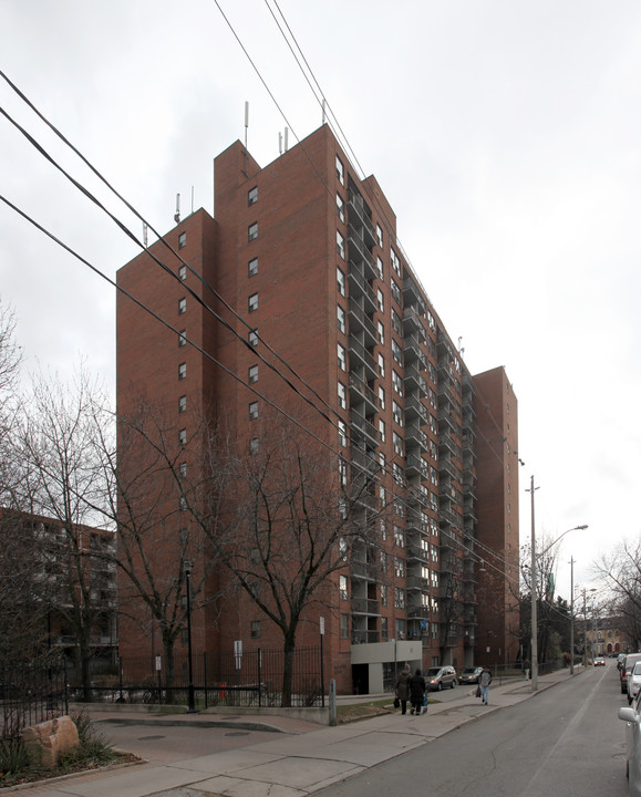 Winchester Square in Toronto, ON - Building Photo