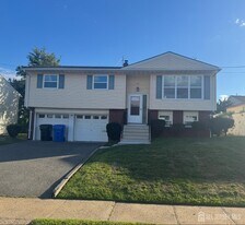 28 Sunset Dr in Woodbridge Township, NJ - Building Photo