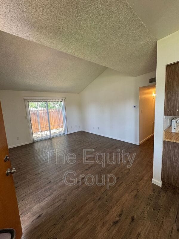 1300 W Elowin Ave in Visalia, CA - Building Photo - Building Photo