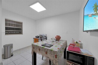 334 E 18th St in Hialeah, FL - Foto de edificio - Building Photo