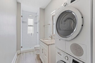 10 E Main St, Unit Apt B in Westerville, OH - Building Photo - Building Photo