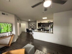 4624 Cromwell Dr in Kyle, TX - Foto de edificio - Building Photo