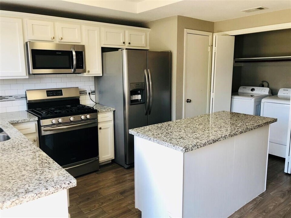 2810 Grants Lake Blvd in Sugar Land, TX - Building Photo