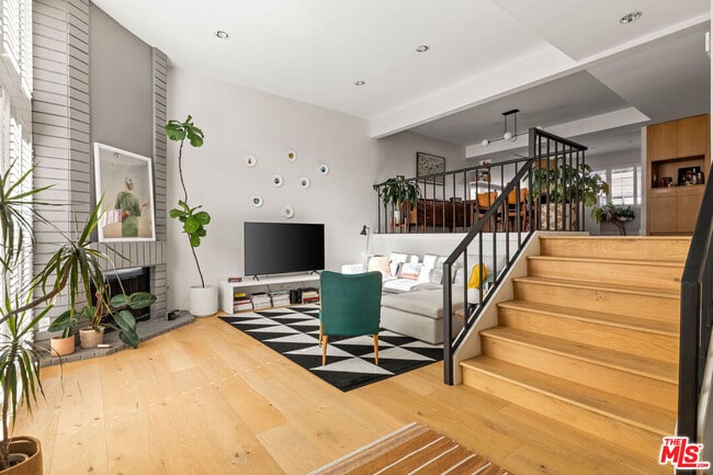 property at 4608 Glencoe Ave