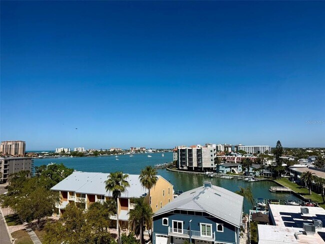 255 Dolphin Point in Clearwater, FL - Foto de edificio - Building Photo