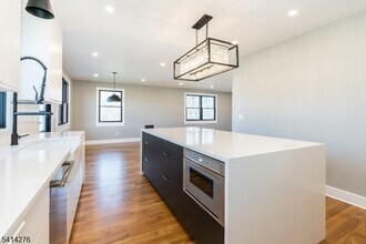 76 Burnet Rd in Madison, NJ - Building Photo - Building Photo