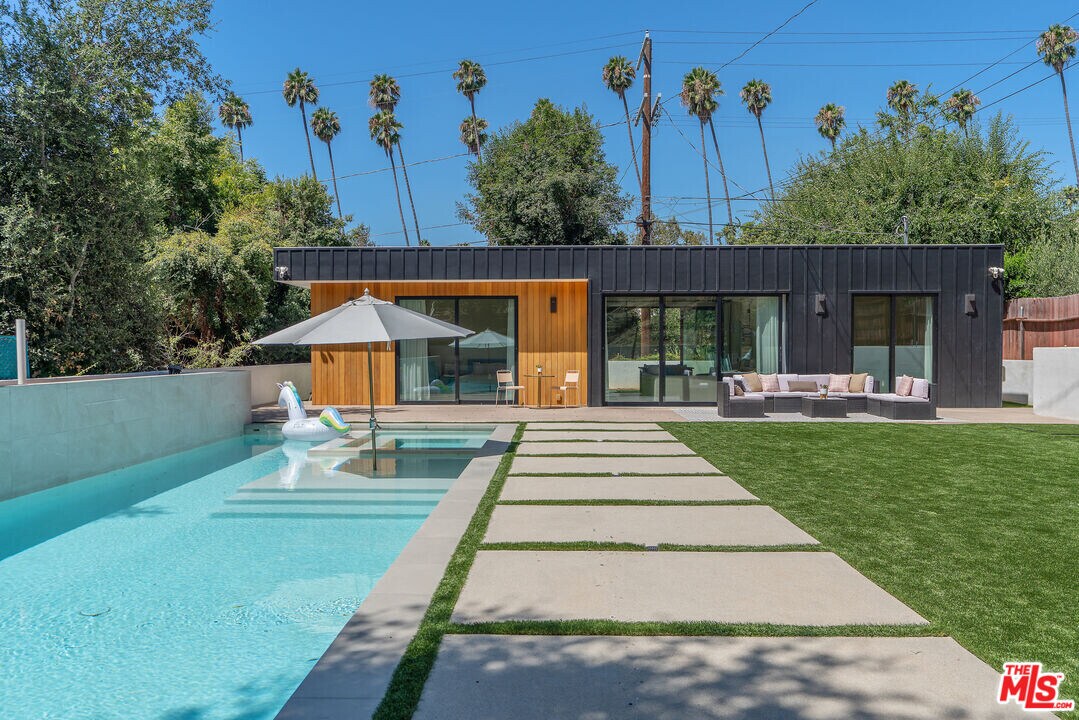 5263 Dahlia Dr in Los Angeles, CA - Building Photo