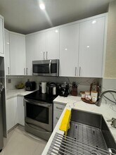 17620 NW 73rd Ave in Hialeah, FL - Foto de edificio - Building Photo