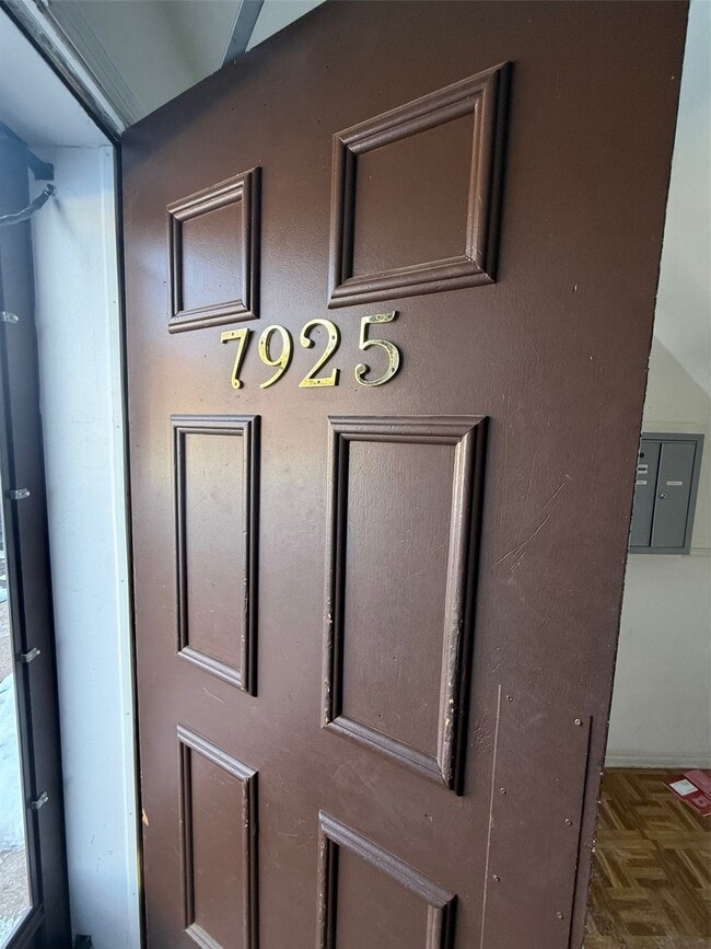 7925 Royal Arms Ct in St. Louis, MO - Building Photo - Building Photo