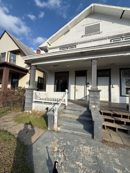 205 207-207 W Oregon St in Evansville, IN - Building Photo