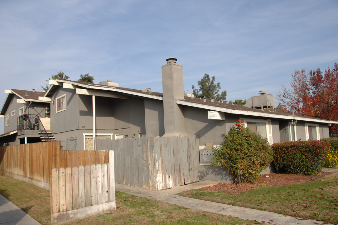 551 W Ashlan Ave in Clovis, CA - Building Photo