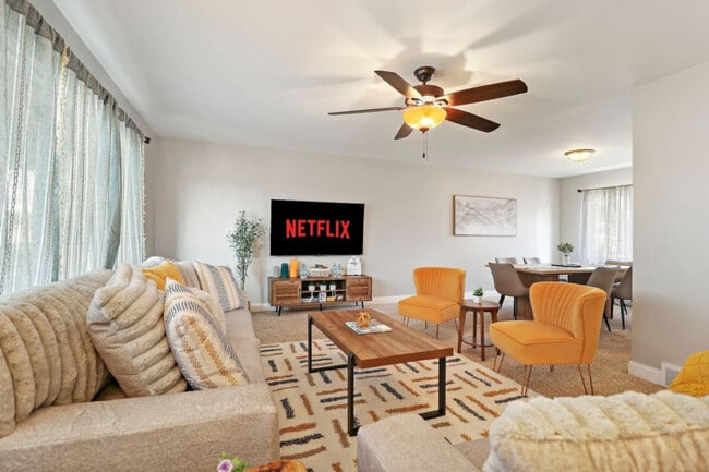 207 N Beverly St in Wheaton, IL - Building Photo - Building Photo