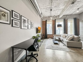 555 Evergreen St in Dallas, TX - Foto de edificio - Building Photo