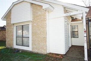 2428 Sunflower Dr in Arlington, TX - Building Photo