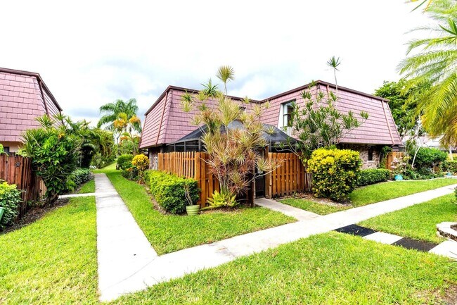 7595 Courtyard Run W in Boca Raton, FL - Building Photo - Building Photo